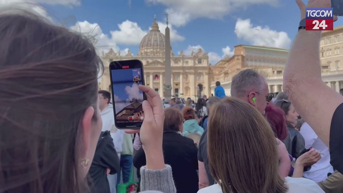 il conclave ai tempi dei social a san pietro tutti con gli smartphone per riprendere la fumata