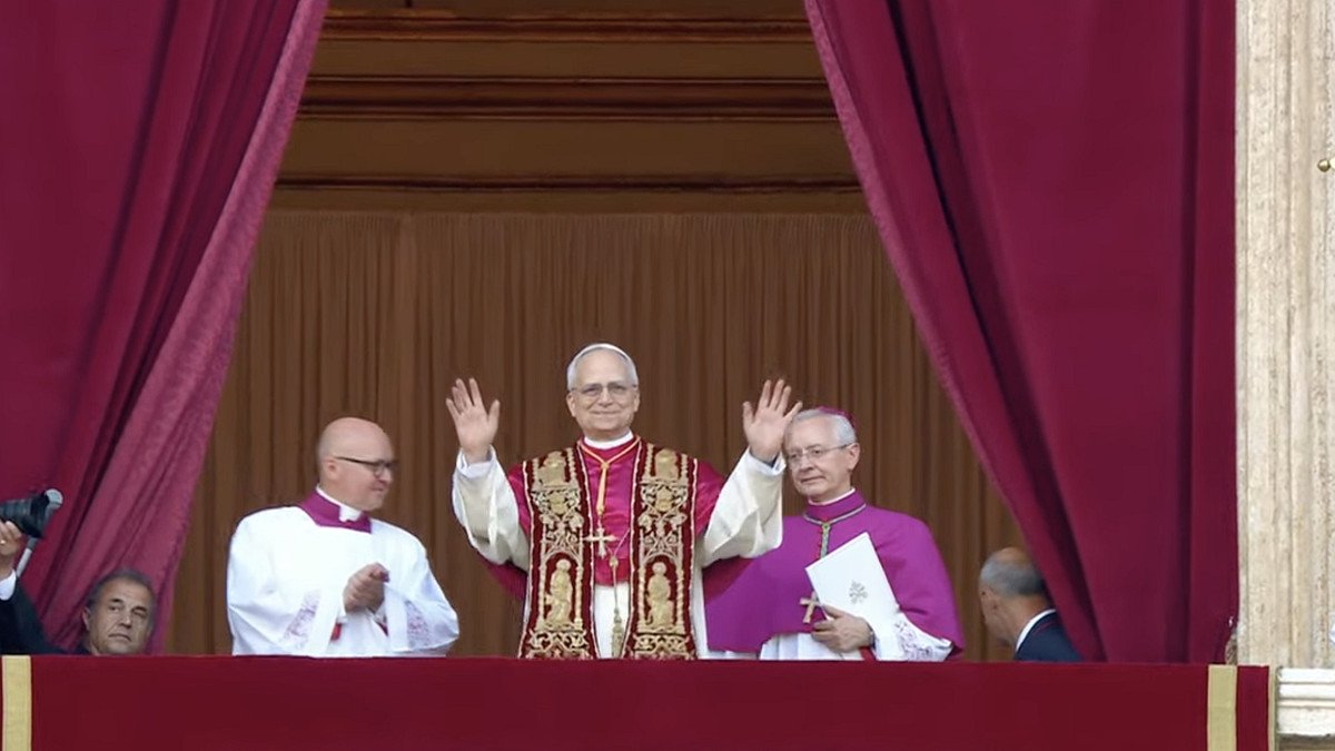 Papa Leone XIV, le prime parole ai fedeli: "Un saluto di pace per tutti voi, camminiamo insieme"