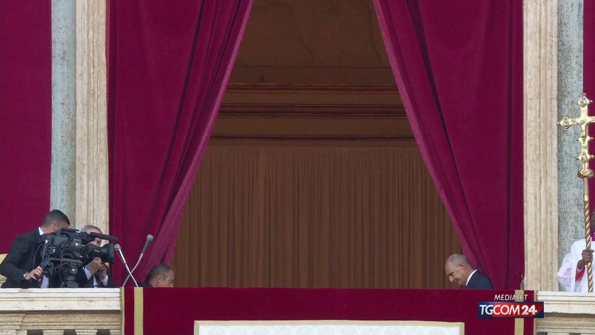 Papa Leone XVI si affaccia tra gli applausi