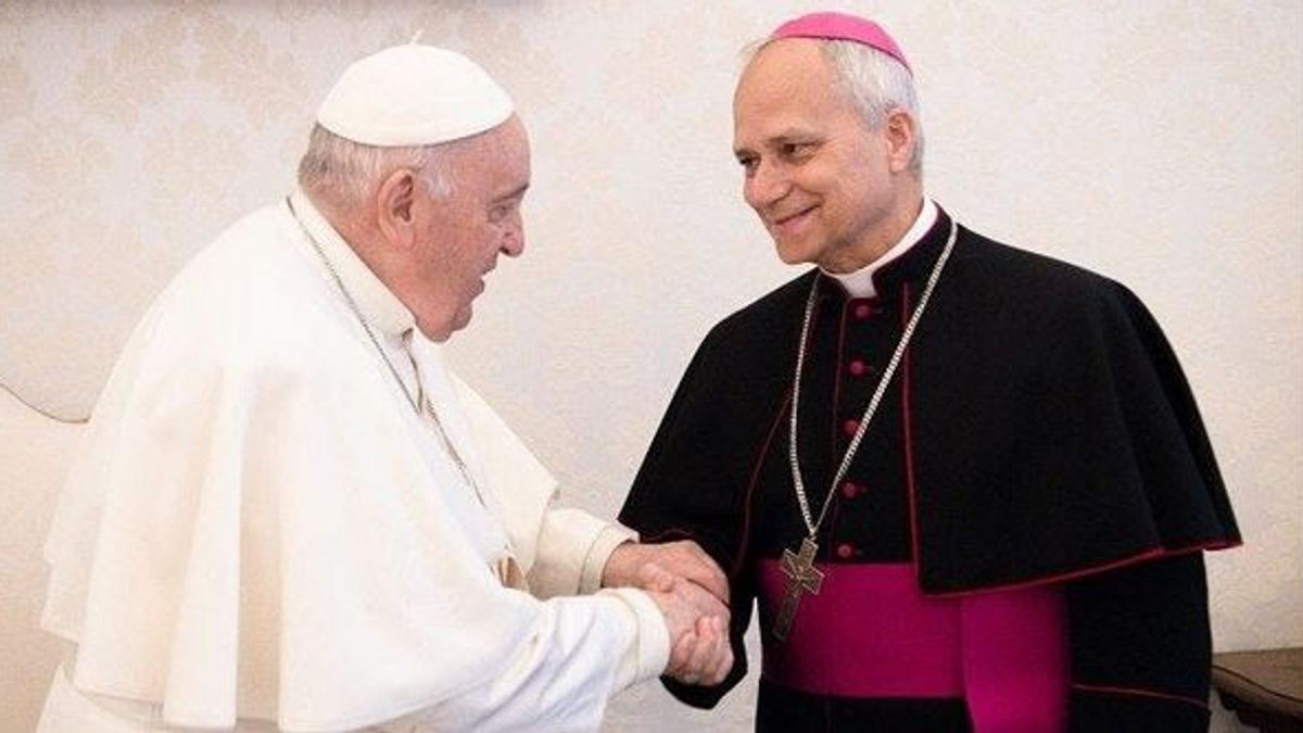 Papa Leone XIV e quella stretta di mano con Francesco