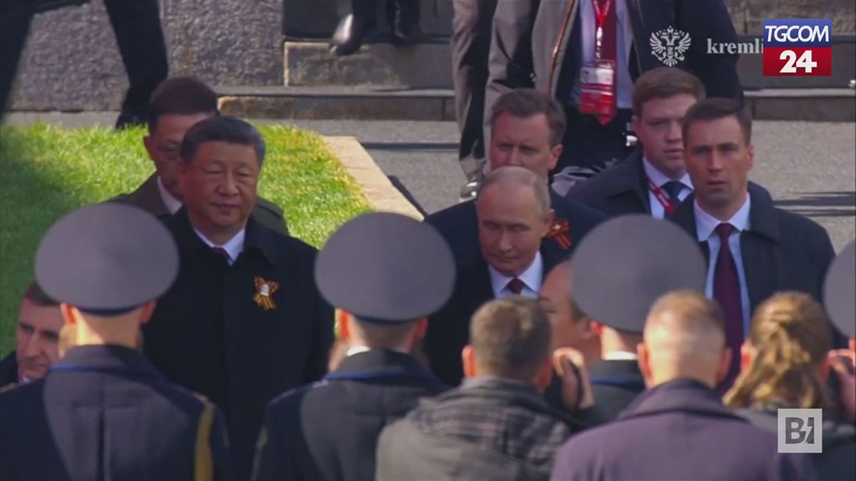 Mosca, Putin arriva alla parata della vittoria con Xi Jinping