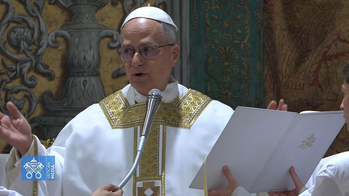 Papa Leone XIV celebra la prima messa con i cardinali nella Cappella Sistina | "In molti contesti la fede è ...
