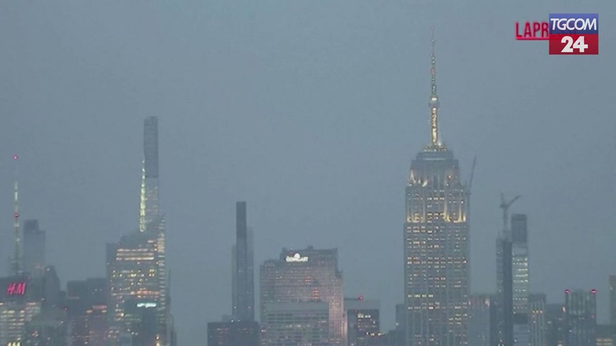 new york l empire state building si illumina d oro e di bianco per papa leone xiv