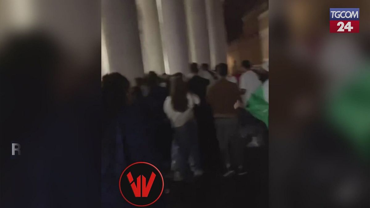 Roma, assalto alle prime copie del giornale del Vaticano con le immagini di Papa Leone XIV