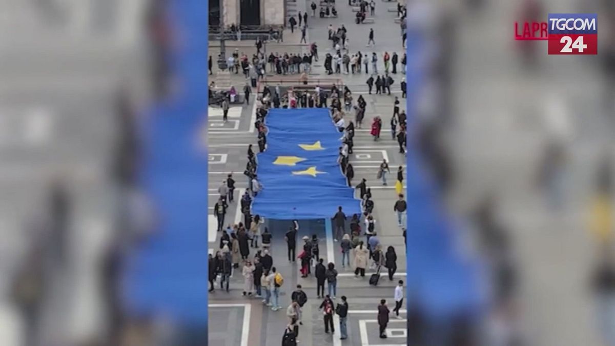 Milano, una bandiera gigante per celebrare la "Giornata dell