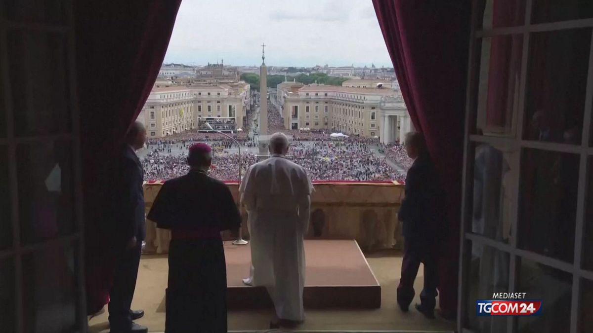 Papa Leone XIV, il primo Regina Coeli in Piazza San Pietro