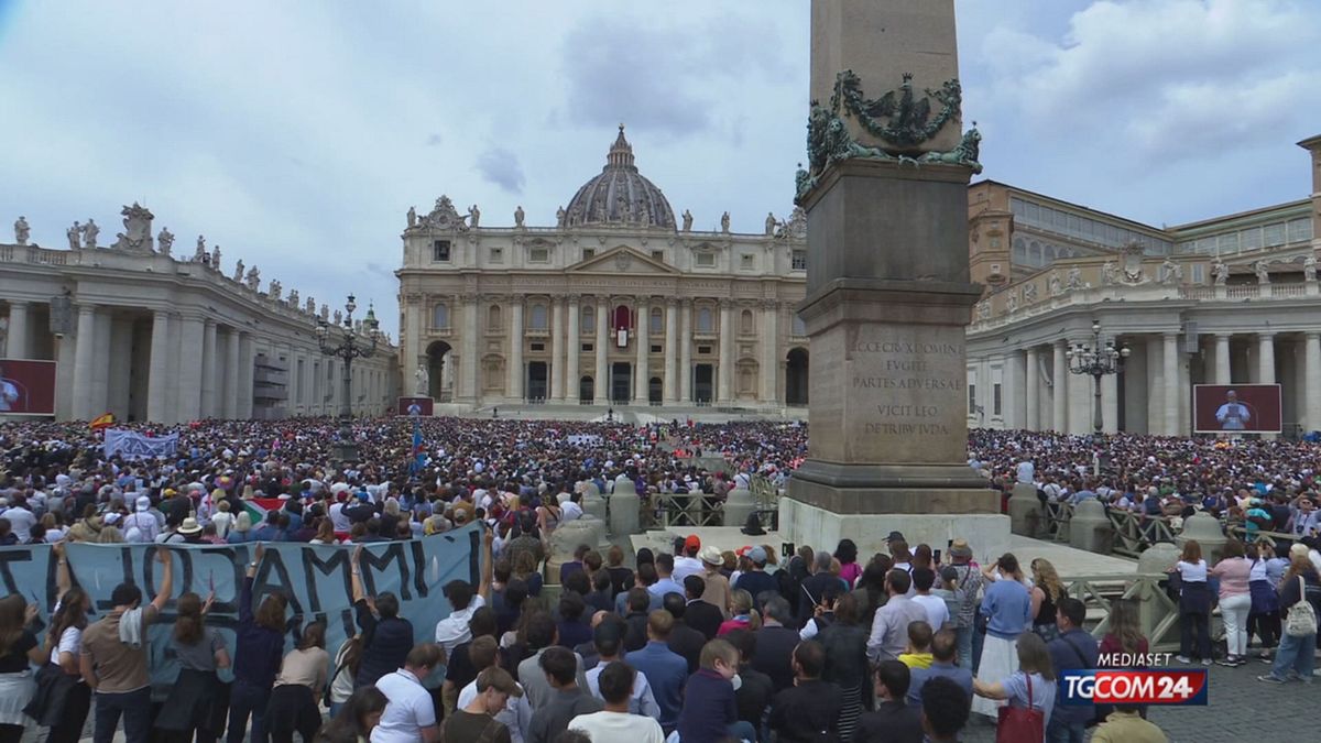 Leone XIV, primo Regina Coeli e appello per la pace