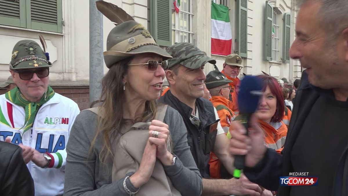 gli alpini sfilano a biella impegno per pace e sicurezza 