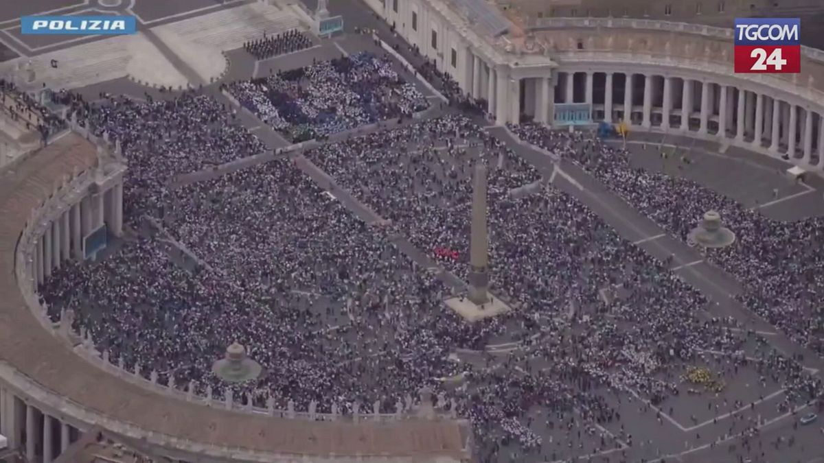 Roma, in 100mila in piazza San Pietro per il primo Regina Coeli di Papa Leone XIV