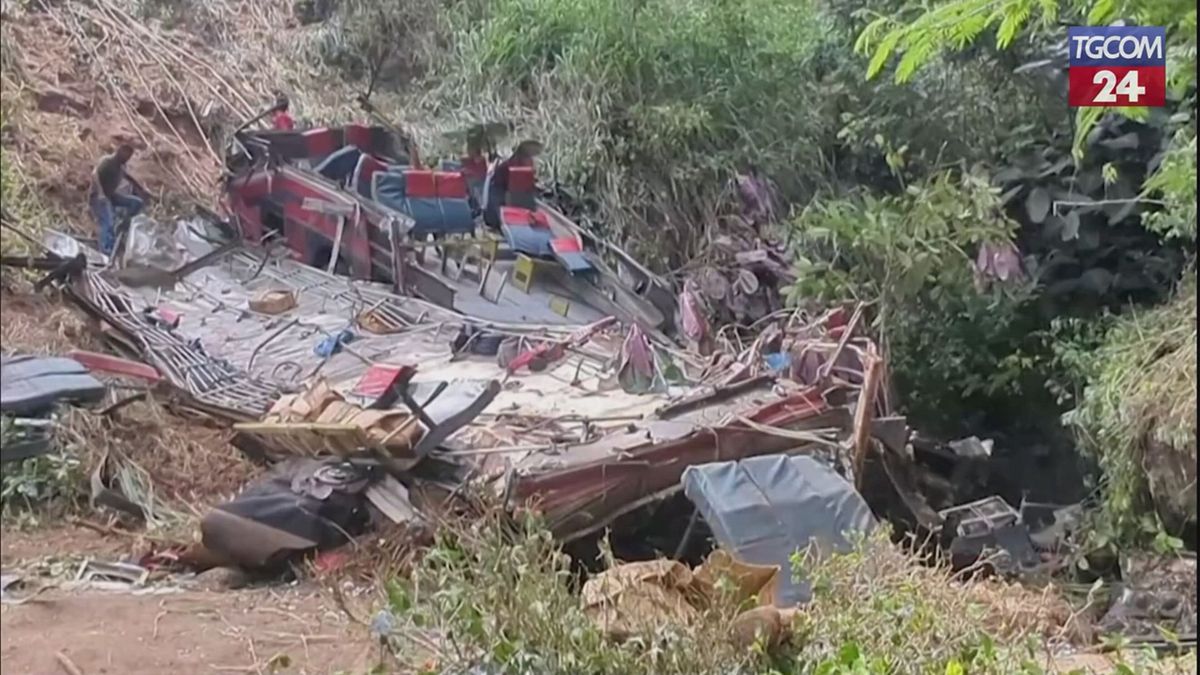 Sri Lanka, autobus precipita in un dirupo: almeno 21 morti