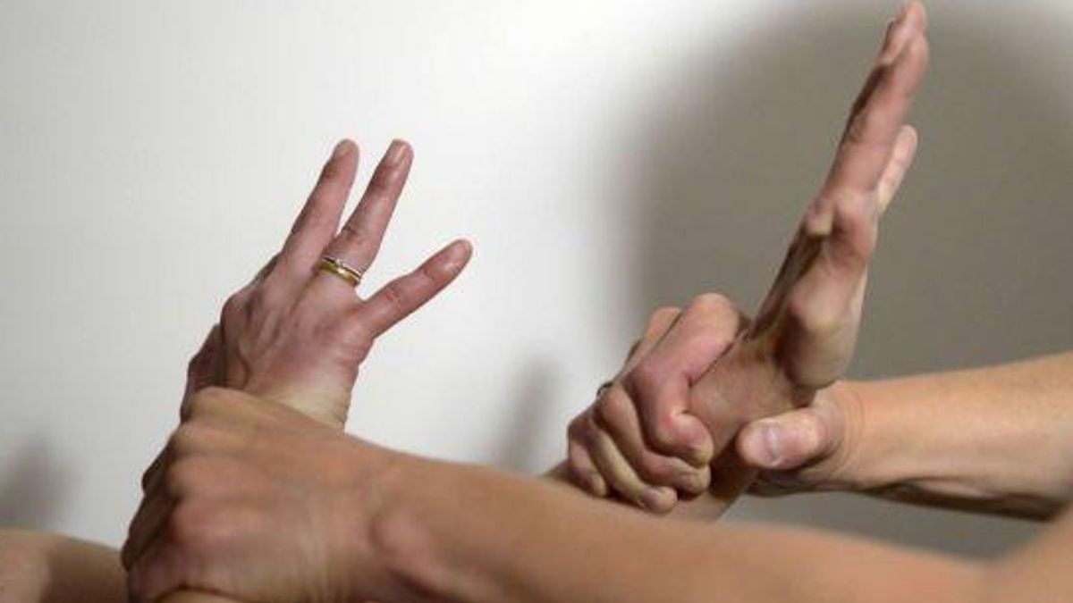 Padova, aggredisce la moglie e la avvolge nel tappeto credendola morta: in cella per tentato omicidio