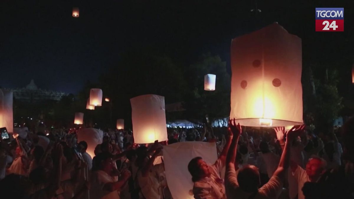 indonesia migliaia di lanterne volanti illuminate nel cielo per celebrare il vesak