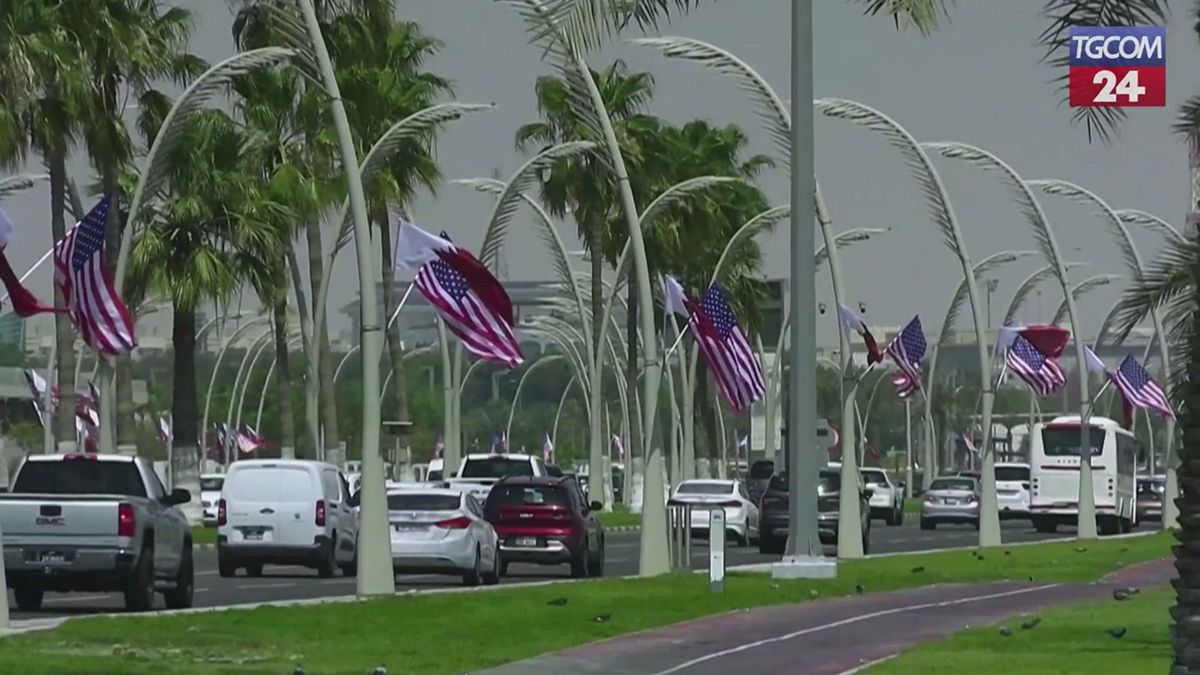 Bandiere degli Stati Uniti e del Qatar fiancheggiano le strade di Doha per la visita di Trump