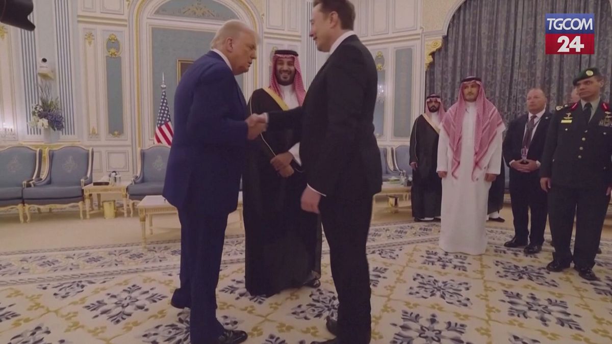 Trump e Musk a Riad: la stretta di mano si trasforma in dimostrazione di forza