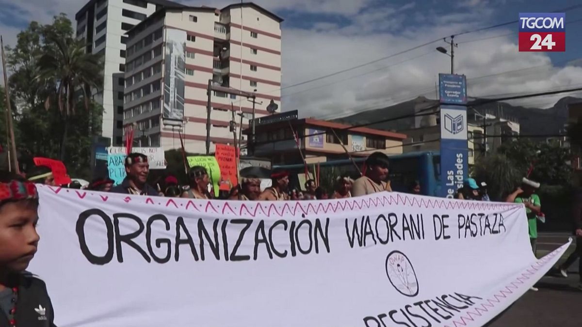 ecuador protesta degli indigeni waorani contro l espansione petrolifera in amazzonia