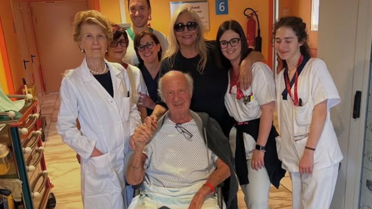 Mara Venier, kocası Nicola Carraro'yu hastaneden eve geri getiriyor.