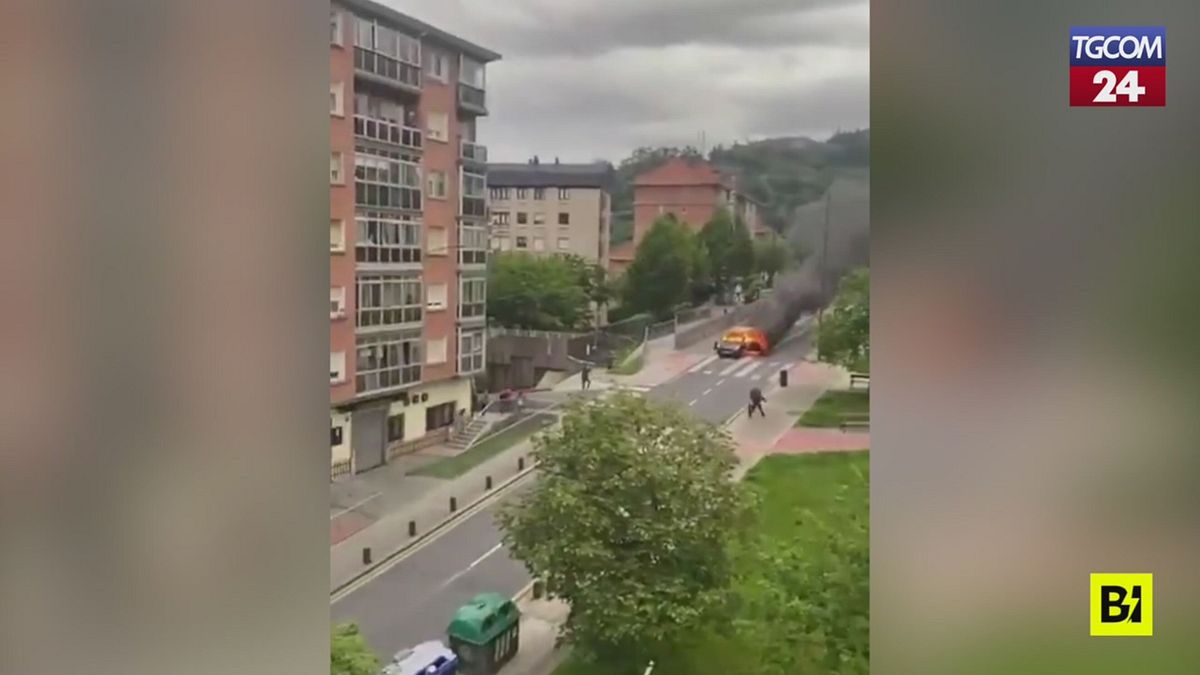 spagna la corsa incontrollata di un auto in fiamme