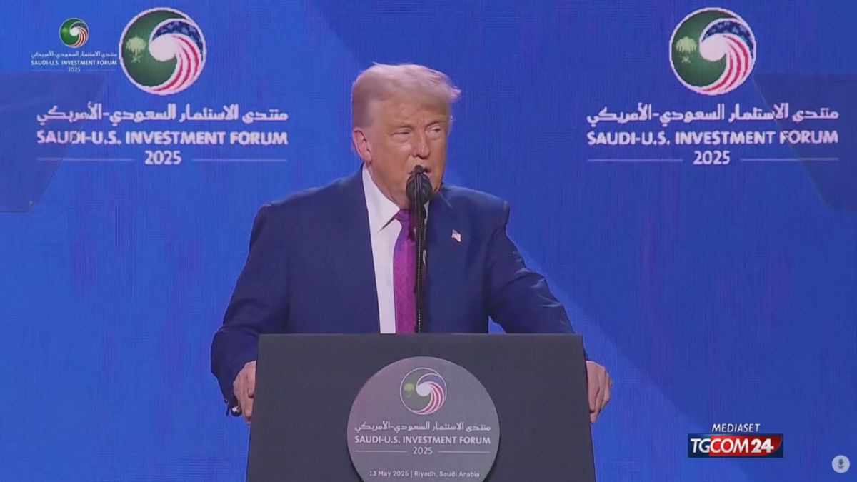 trump firma accordi miliardari con l arabia saudita