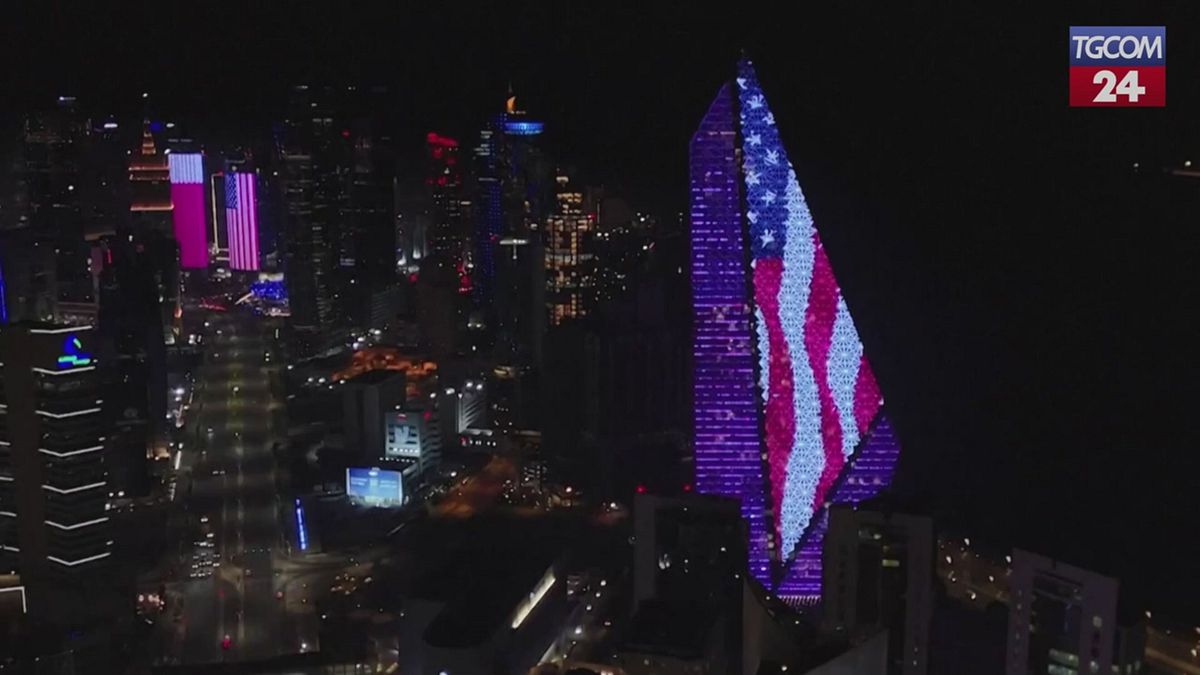 i grattacieli di doha si tingono dei colori degli stati uniti per la visita in qatar di donald trump