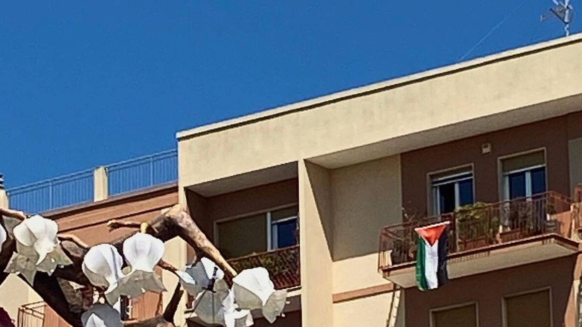 Putignano (Bari), bandiera palestinese fatta rimuovere dal balcone per il passaggio del Giro d
