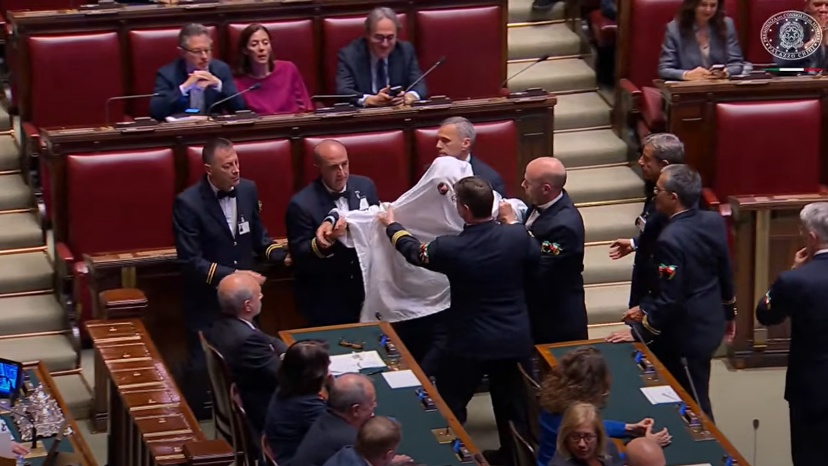 Montecitorio, sınıftaki Riccardo Magi Yardımcısı bir hayalet olarak gizlendi