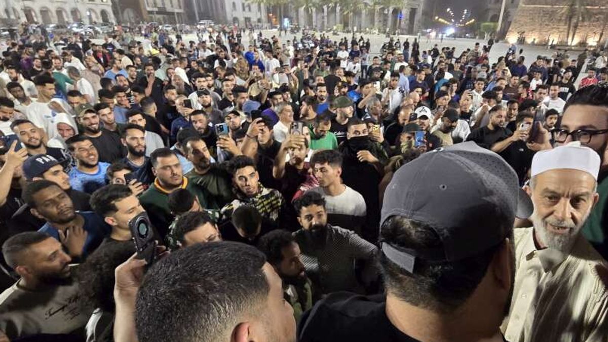 Libia, a Tripoli le forze di sicurezza sparano sui manifestanti | Rientrano oltre cento italiani