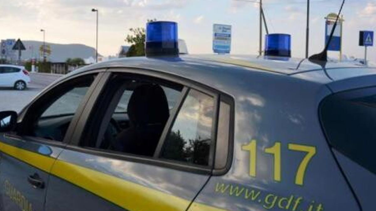 catania dipendenti di un supermercato sfruttati alcuni erano pagati 16 euro l ora due arresti