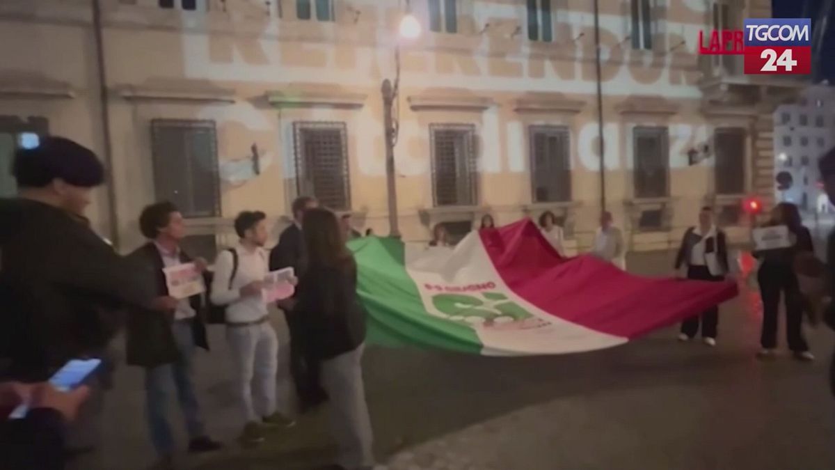 Vatandaşlık, Palazzo Chigi'ye yansıtılan referandumun logosu