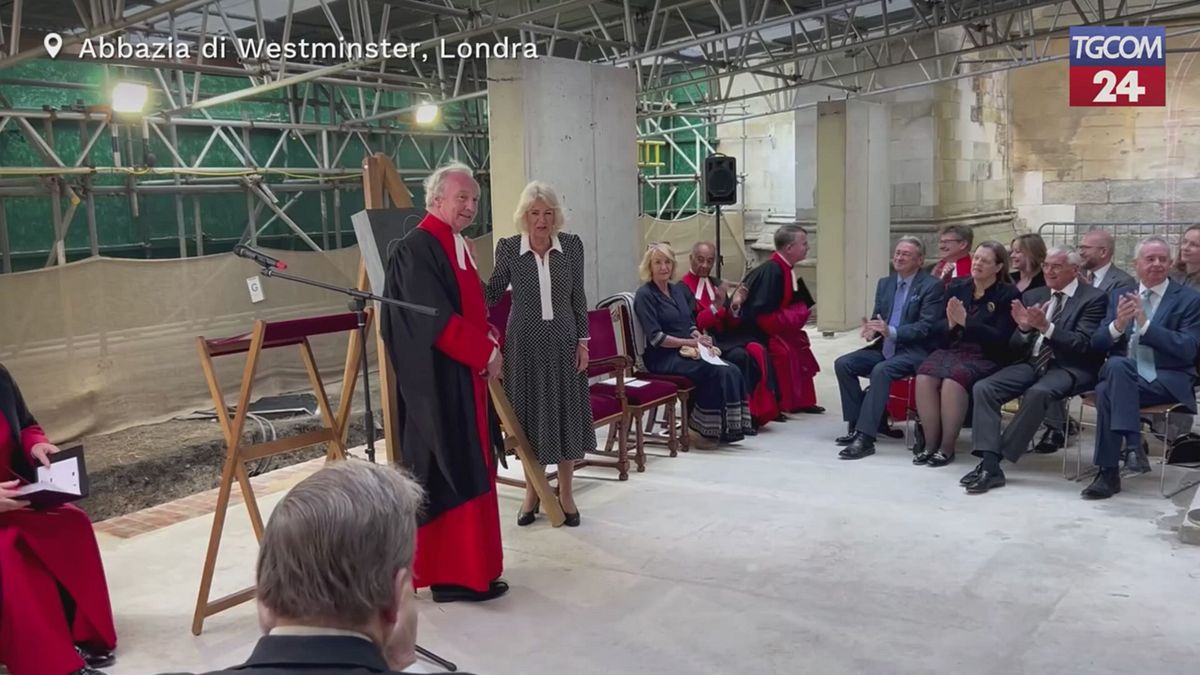 londra camilla svela la prima pietra del nuovo edificio dell abbazia di westminster