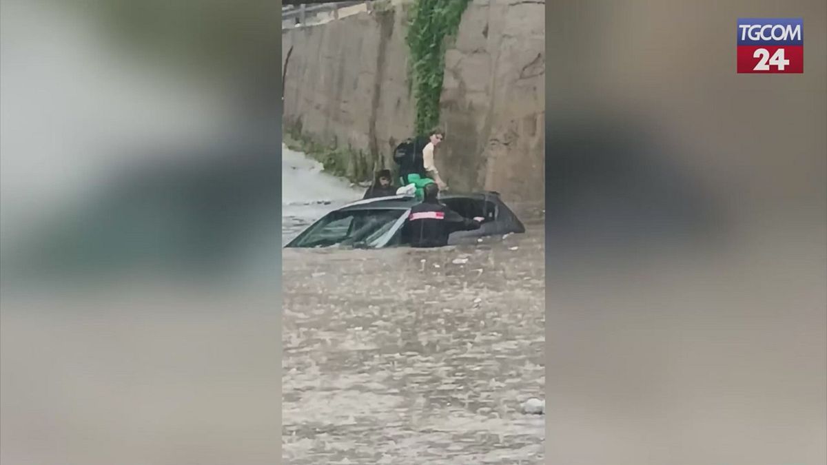 Allagamenti in Sicilia, carabiniere eroe salva una donna intrappolata in auto