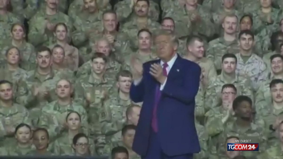Doha, il presidente Trump balla davanti ai militari della base in Qatar