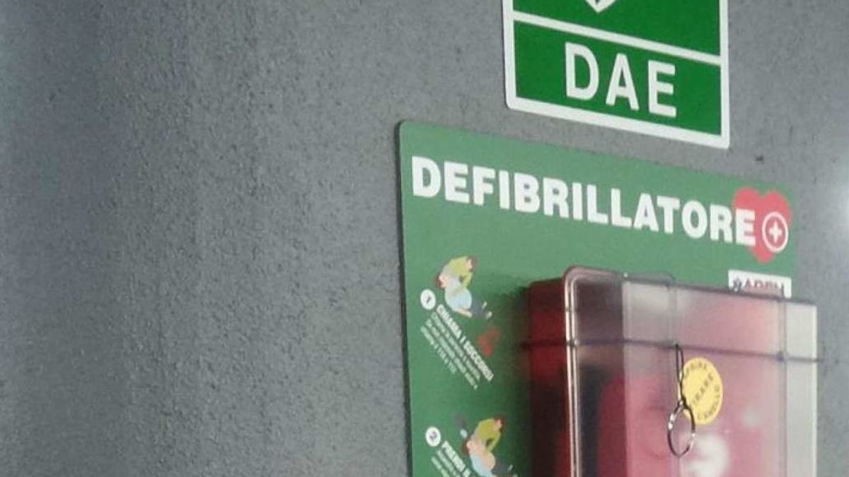 san fermo della battaglia como 65enne muore d infarto in farmacia il defibrillatore installato nella piazza vicina era scarico