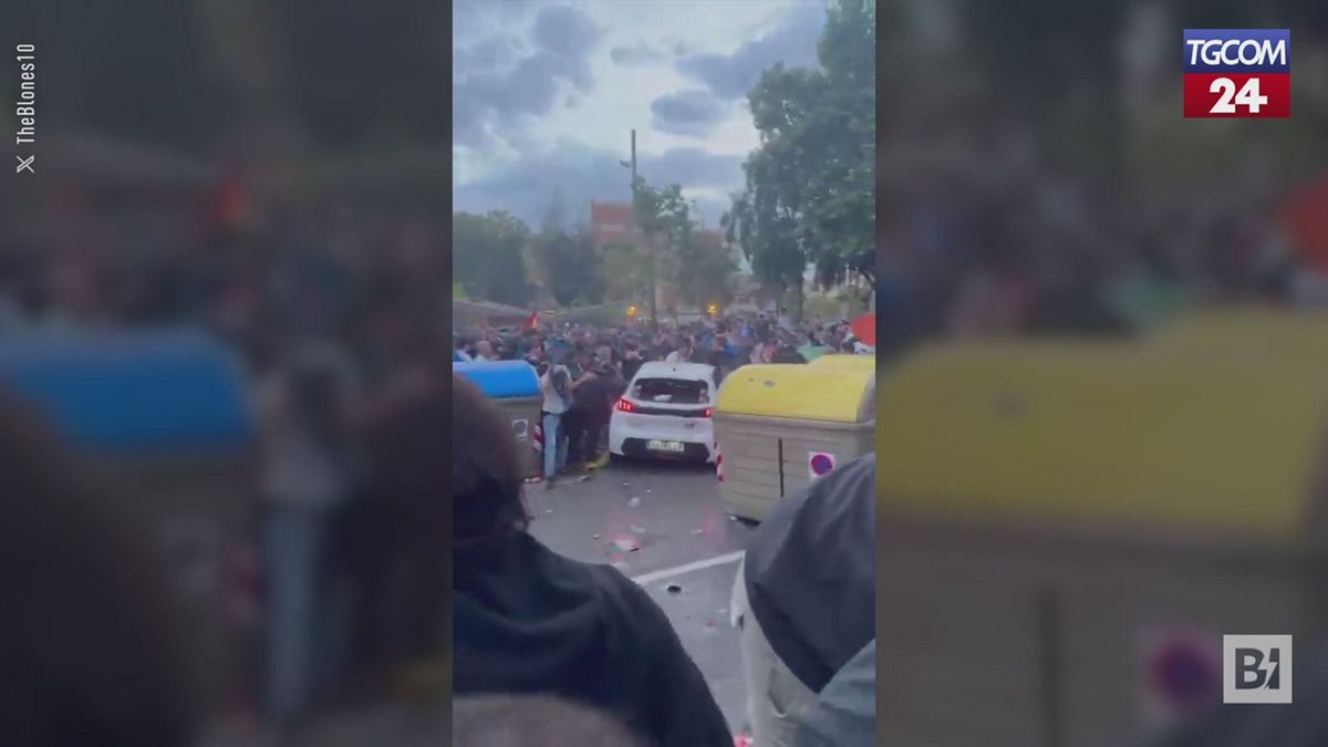 auto sulla folla fuori dallo stadio di barcellona diversi feriti