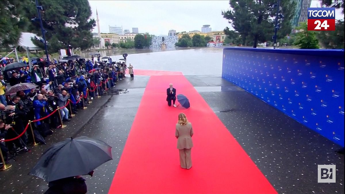 rama si inginocchia all arrivo di giorgia meloni al summit di tirana