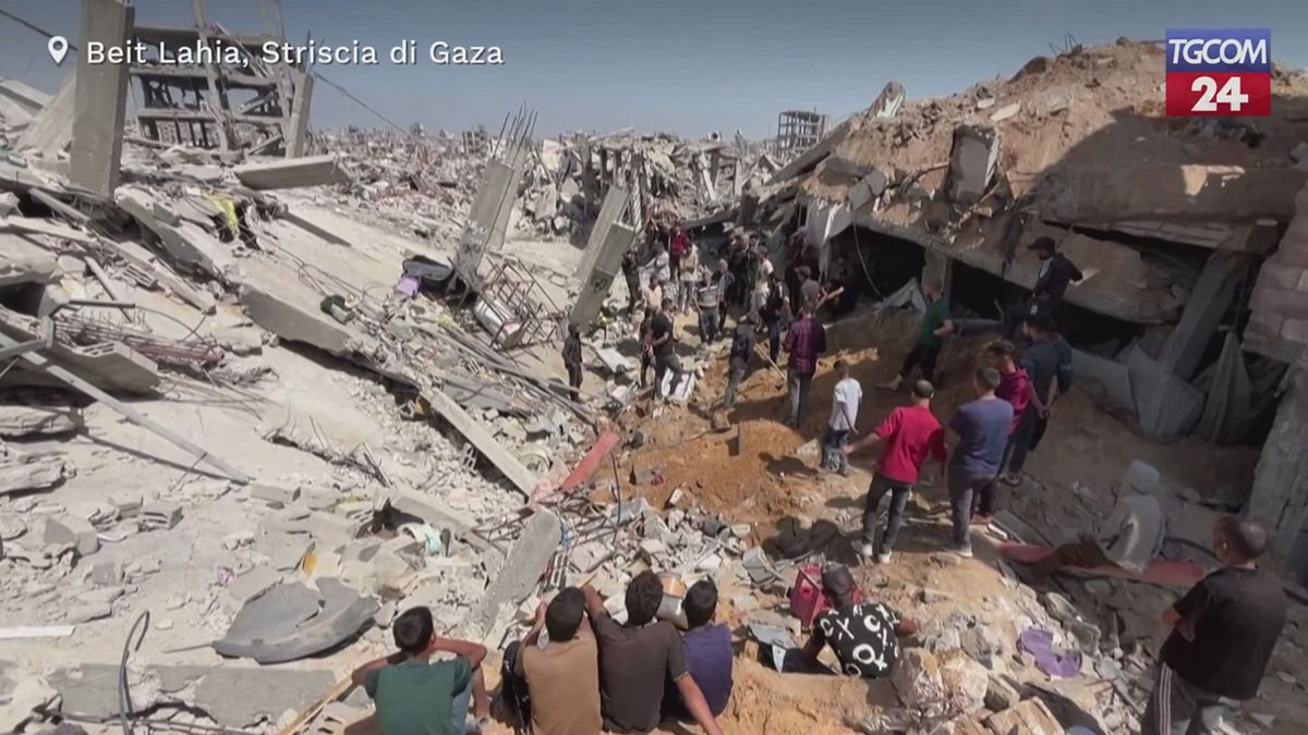 gaza gli abitanti scavano tra le macerie dopo gli attacchi israeliani a beit lahia