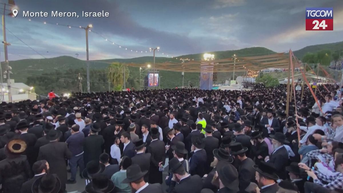 Israele, ebrei ultra ortodossi celebrano la festa di Lag BaOmer sul monte Meron