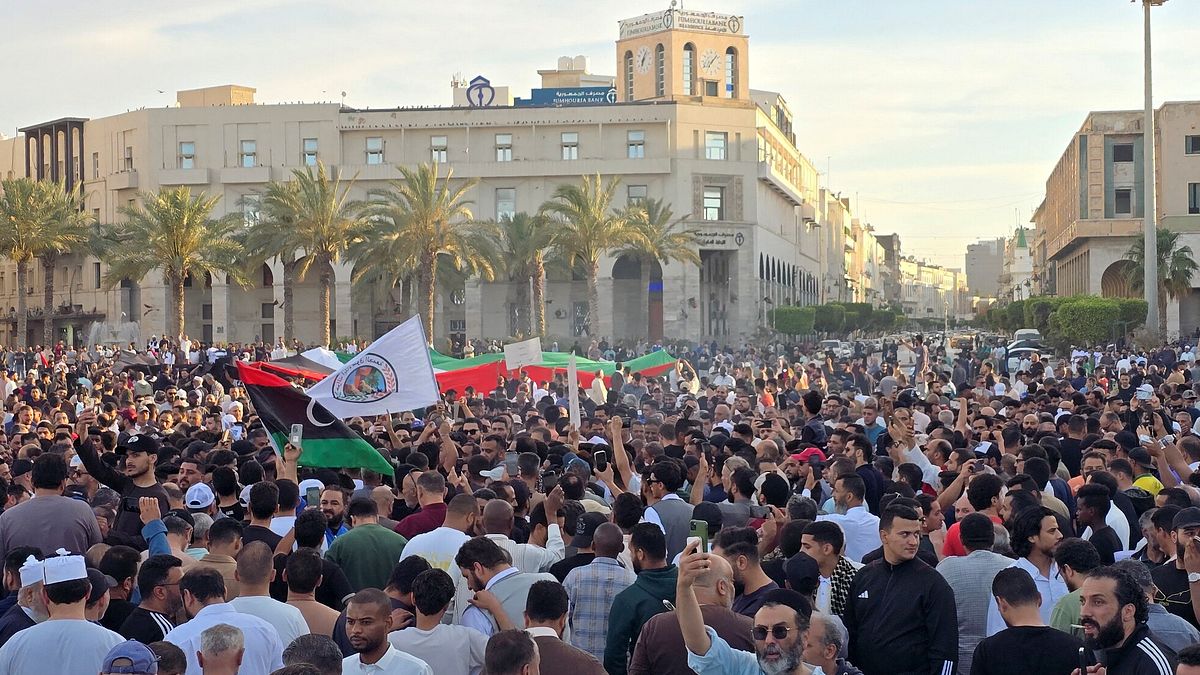 Libia, migliaia di manifestanti sotto la sede del governo a Tripoli: ucciso un agente di polizia