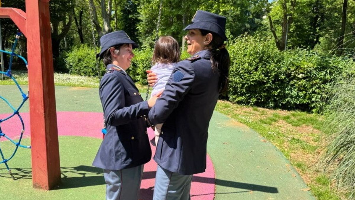 bimba ritrovata a novara dopo un anno l emozione delle poliziotte che l hanno salvata era tra giocattoli e cocaina 