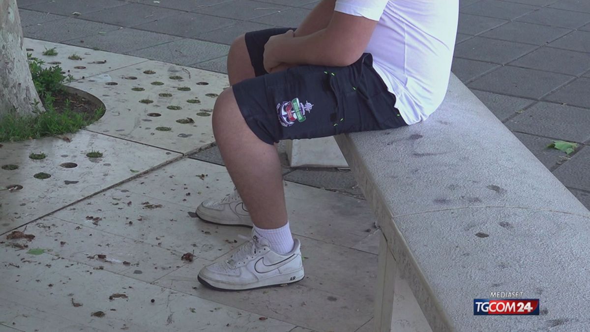  vestite in modo indecoroso studenti fuori dalla scuola