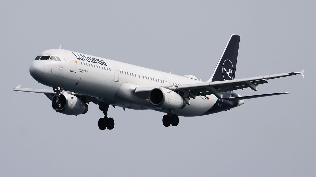 Aereo per 10 minuti senza comandi sopra l