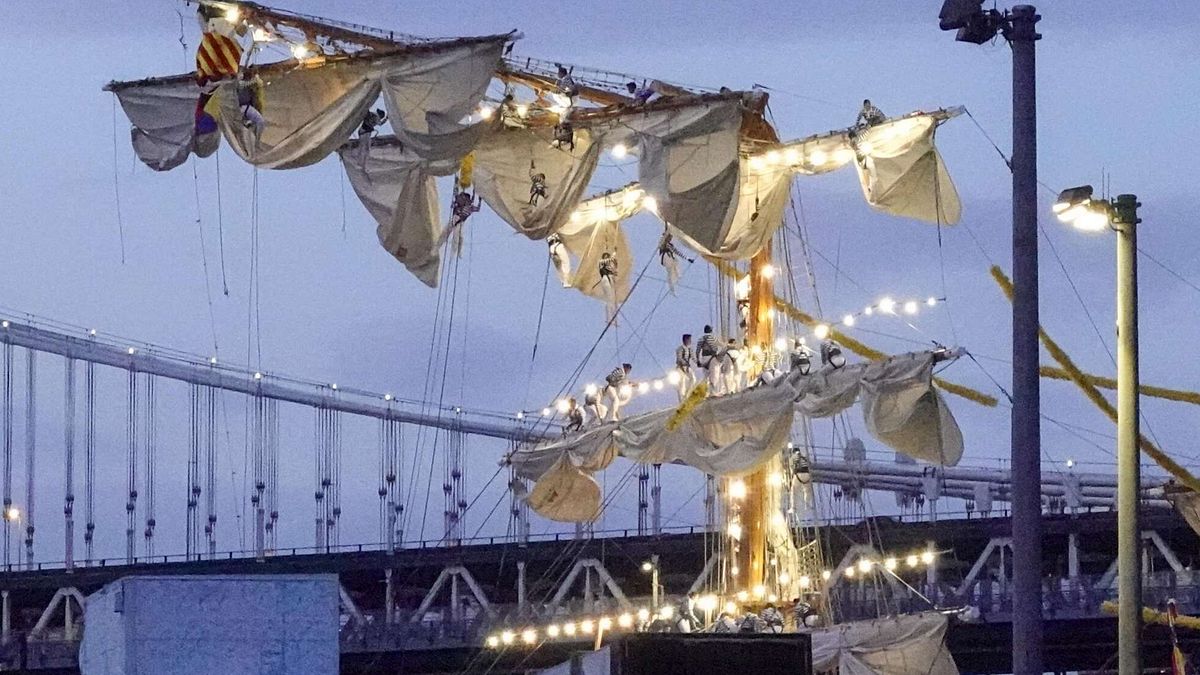 New York, nave della scuola della Marina messicana urta il Ponte di Brooklyn