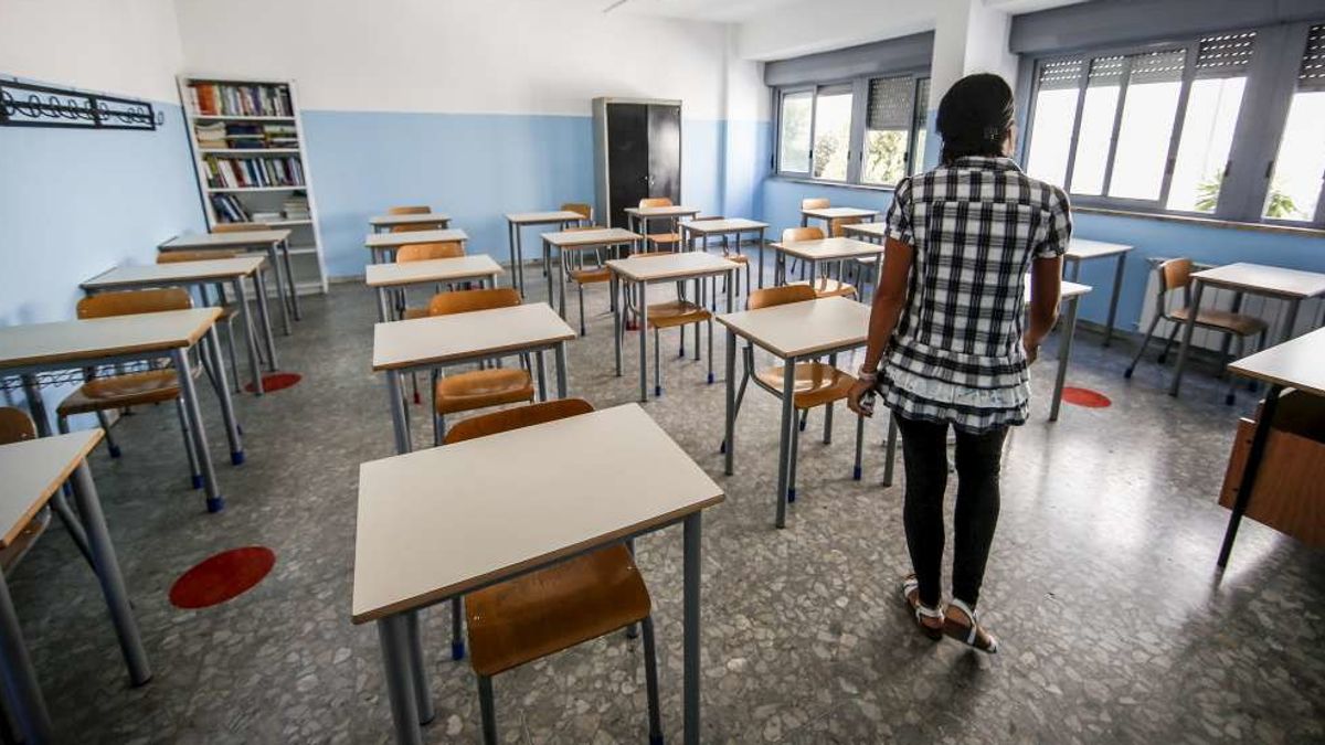 Abusi a scuola a Civitavecchia, la studentessa: "Il prof mi ha bendata e poi..."