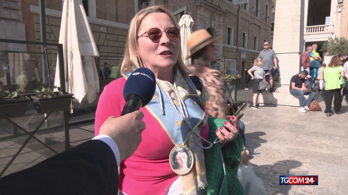 papa leone xiv l entusiasmo dei fedeli in piazza san pietro