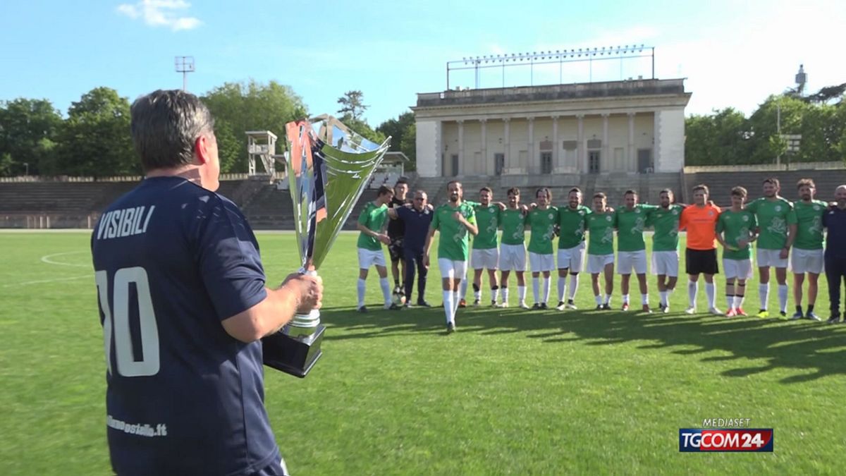 A Milano il torneo di calcio tra polizia e clochard