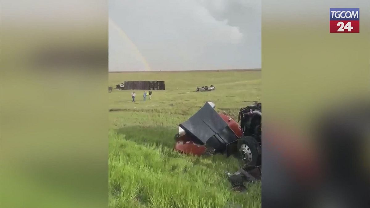 kansas il tornado trascina via auto e tir