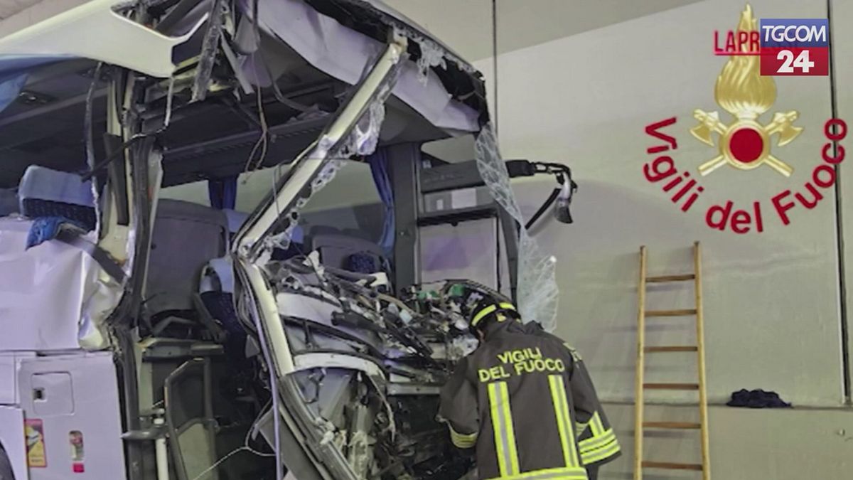 Scontro Tir bus con scolaresca nel Comasco: le immagini dei soccorsi