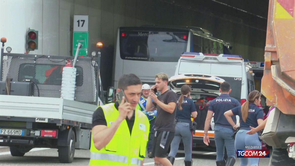 scontro nel comasco tra camion e bus con scolaresca morta la maestra