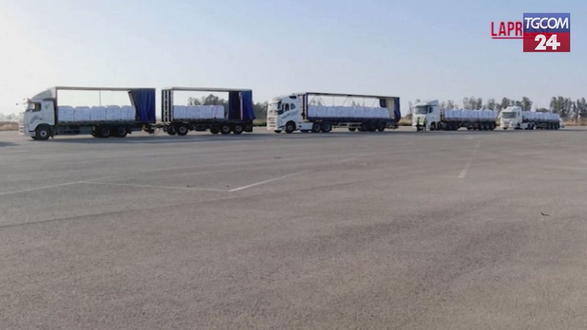 gaza i primi camion di aiuti entrano nella striscia dopo quasi tre mesi di blocco