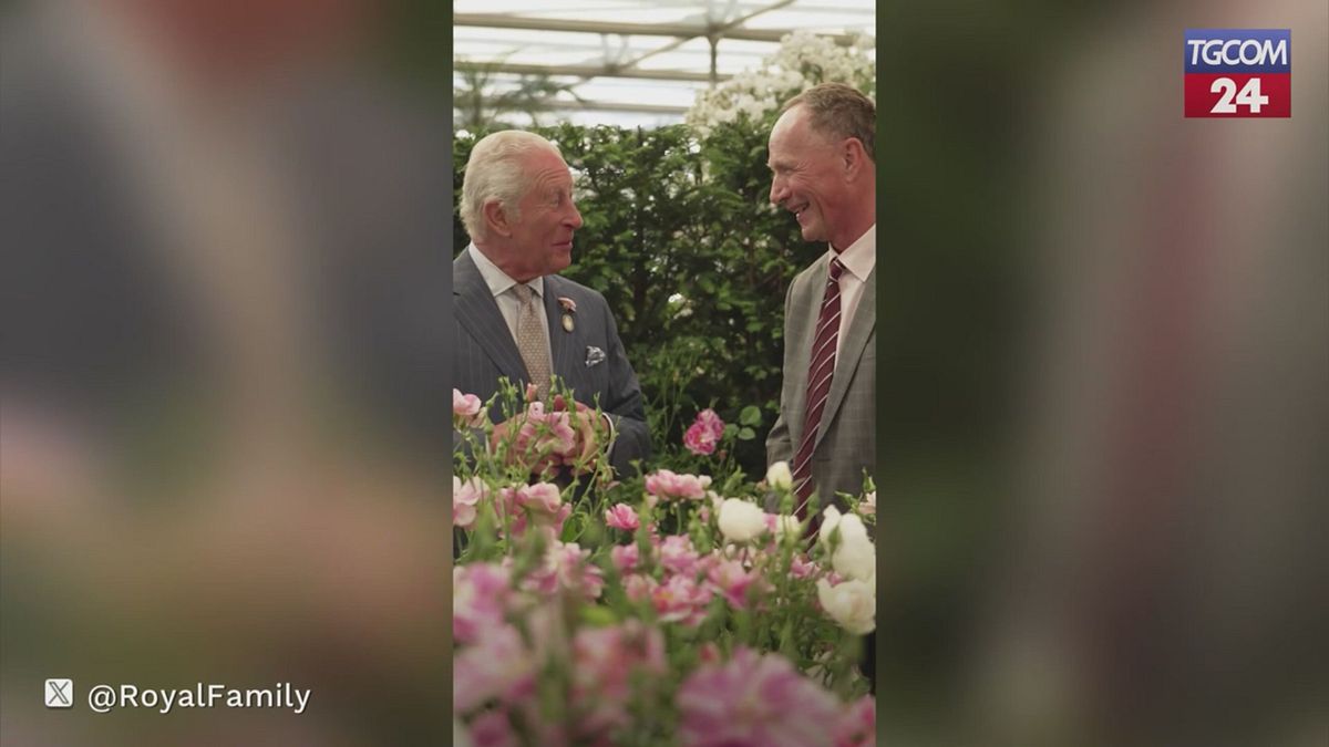 royal family re carlo e la regina camilla tra i fiori di londra