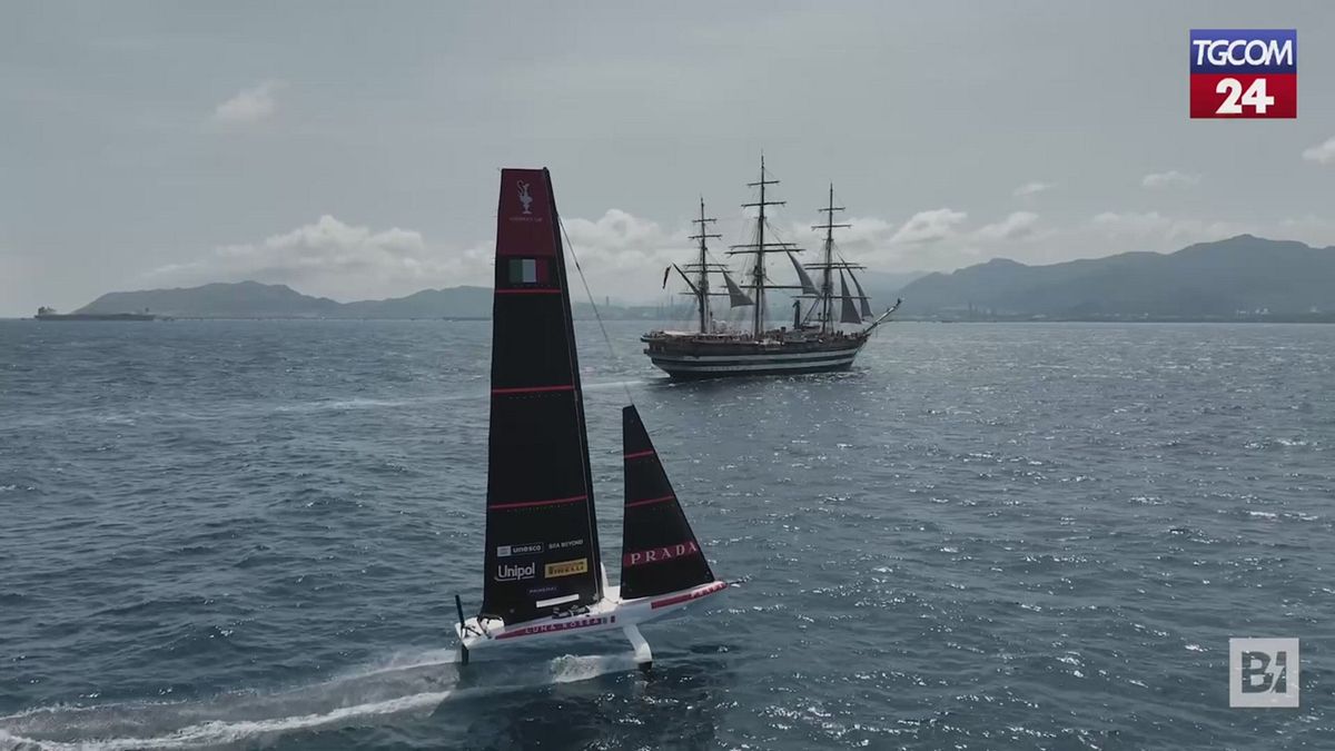 l amerigo vespucci arriva a cagliari l accoglienza di luna rossa